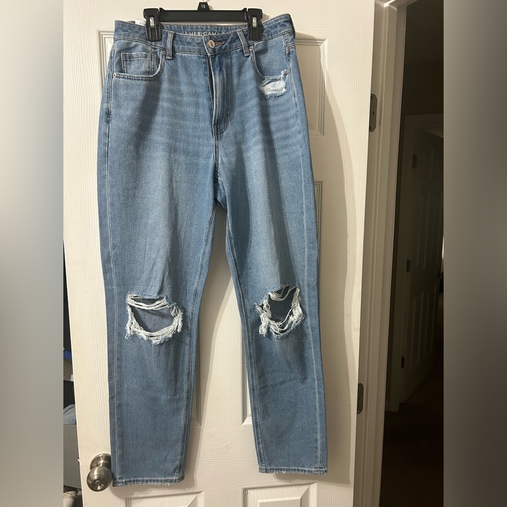 NWOT | American Eagle | Mom Jeans | Ripped Jean | 10